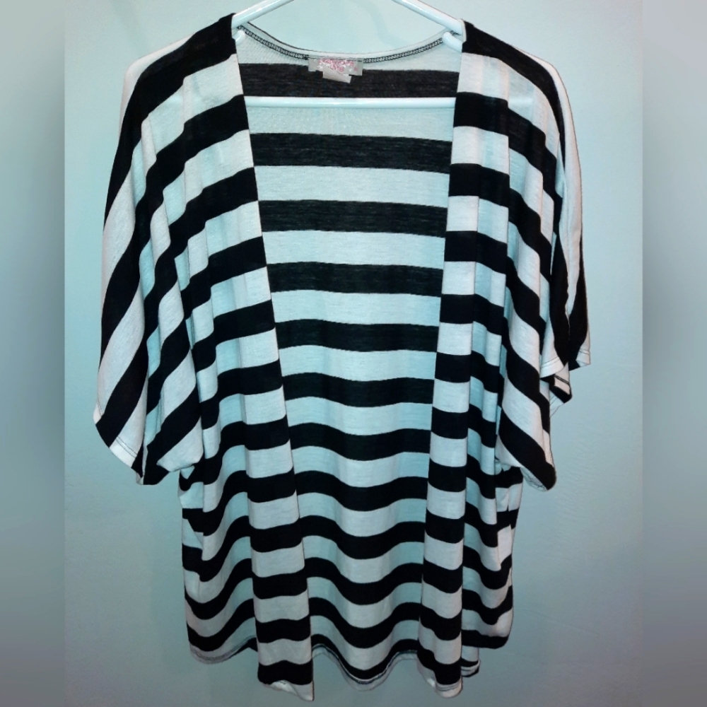 Pretty Young Thing size 1x black & white lightweight cardigan,kimono, duster EUC